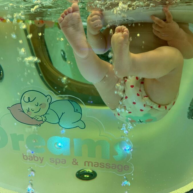 Baby floatend in een warme jacuzzi bij Dreams Baby Spa